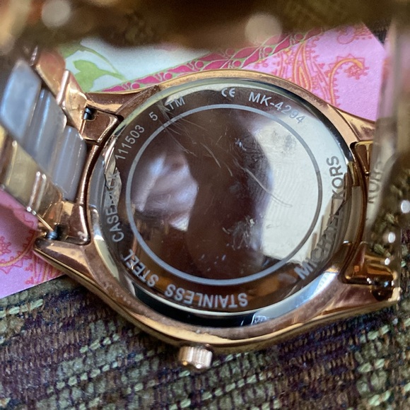 Beautiful Michael Kors MK 4294 Goldtone Classic Slim Runway Unisex Wristwatch - Picture 11 of 12